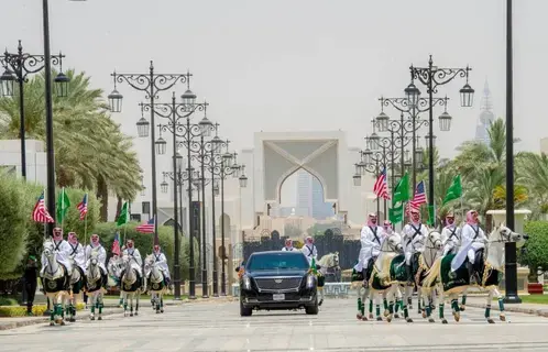 ولي العهد يستقبل الرئيس الأمريكي ويقيم مأدبة غداء رسمية تكريمًا له ولي العهد يستقبل الرئيس الأمريكي ويقيم مأدبة غداء رسمية تكريمًا له
