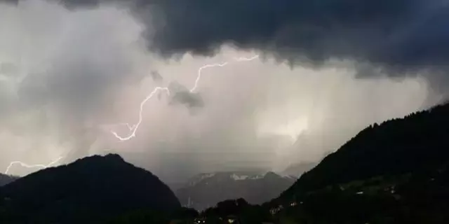 متابعة: أمطار غزيرة الليلة..والرصد الجوي يحذر..#خبر_عاجل متابعة: أمطار غزيرة الليلة..والرصد الجوي يحذر..#خبر_عاجل