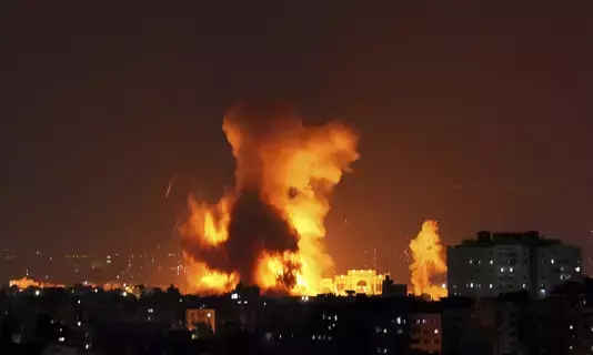 15 قتيلاً بغارات إسرائيلية على غزة.. والفصائل ترد بـ 100 صاروخ