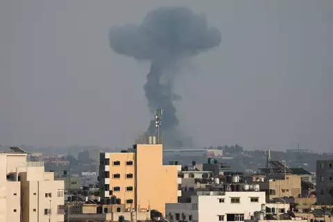 صواريخ غزة تطلق صافرات الإنذار في تل أبيب