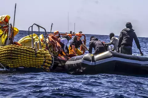 كارثة جديدة في المتوسط: فقدان عشرات المهاجرين قبالة ليبيا