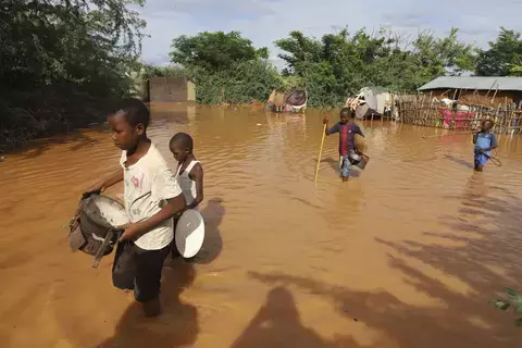 الإمارات تتضامن مع كينيا وتعزي بضحايا الفيضانات