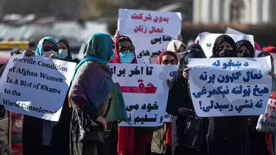 "لن نستسلم".. أفغانيات يتظاهرن في كابل دفاعاً عن حقوقهن 