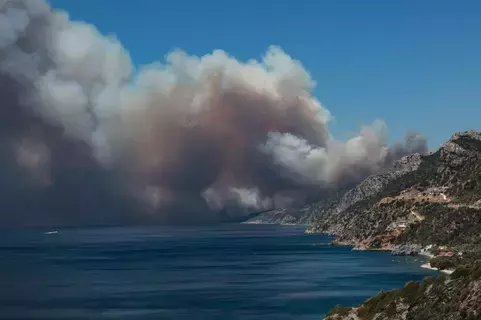 استعار حريق غابات بجزيرة ليسبوس اليونانية والسلطات تخلي منتجعات ساحلية