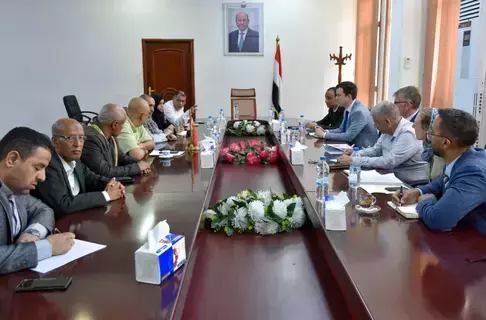 الحكومة اليمنية تتمسك بالمقترح الأممي حول فتح الطرق