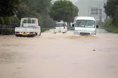 اليابان تأمر 200 ألف شخص بإخلاء منازلهم بسبب الفيضانات
