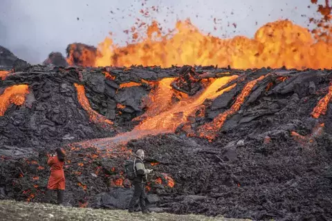 بركان آيسلندي ينفث غازات سامة في الهواء