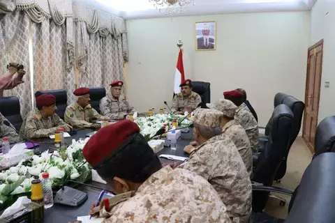 وزير الدفاع اليمني يشدد على استعادة الدولة ودحر الانقلاب
