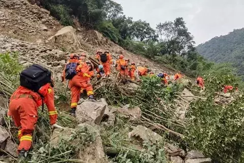 العثور على صيني مفقود بعد 17 يوماً من زلزال
