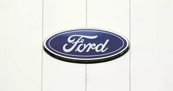 مركبات «فورد» بلا شعار بسبب أزمة سلاسل التوريد