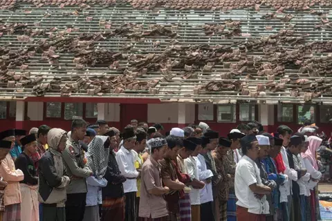 بالصور| بعد الزلزال المدمر.. إندونيسيون يصلون الجمعة في ملعب للكرة