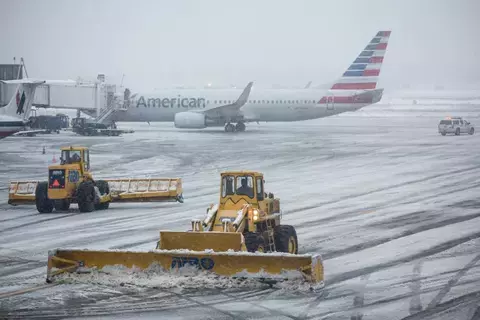 عاصفة ثلجية تلغي 660 رحلة جوية داخل الولايات المتحدة وخارجها