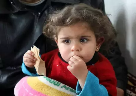طفلة سورية تنجو من الزلزال لتواجه مأساة فقد معظم أفراد عائلتها