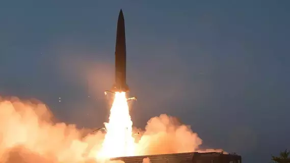 بيونغ يانغ تطلق صاروخين.. و«الأمريكية نيميتز» تصل كوريا الجنوبية غداً