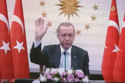 أردوغان يحضر تجمعاً ويدشن جسراً في أضنة «مرئياً»