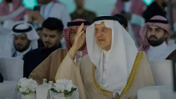 شاهد خالد الفيصل يتفاعل مع أغنية "لن أسلاكم"