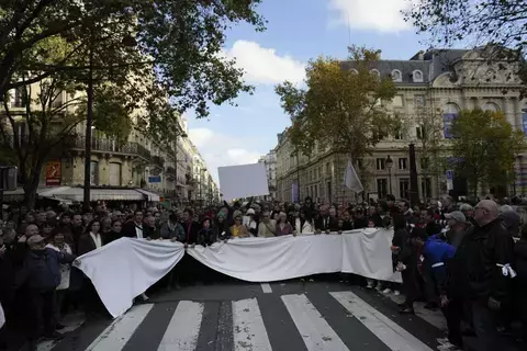 «حياد مطلق».. مسيرة صامتة في باريس من أجل السلام