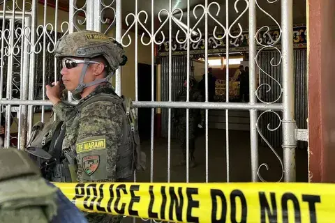 الفلبين توقف شخصاً يشتبه في تورطه بتفجير قداس جنوب البلاد الفلبين توقف شخصاً يشتبه في تورطه بتفجير قداس جنوب البلاد