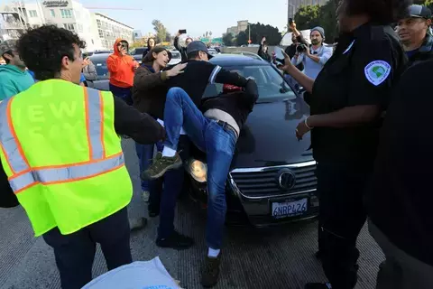 بالفيديو| متظاهرون يغلقون طريقاً سريعاً في لوس أنجلوس للمطالبة بوقف حرب غزة