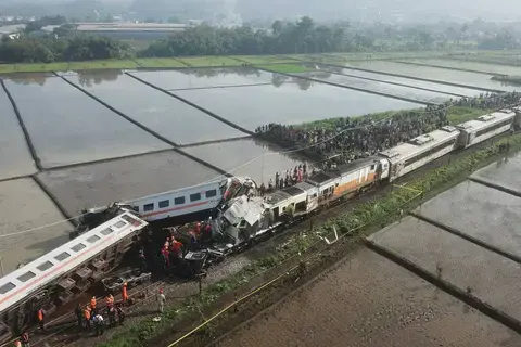 مصرع 4 وإصابة 30 في حادث اصطدام قطارين بإندونيسيا