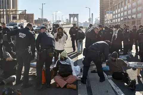 محتجون يغلقون جسوراً ونفقاً في نيويورك ويطالبون بوقف إطلاق النار بغزة