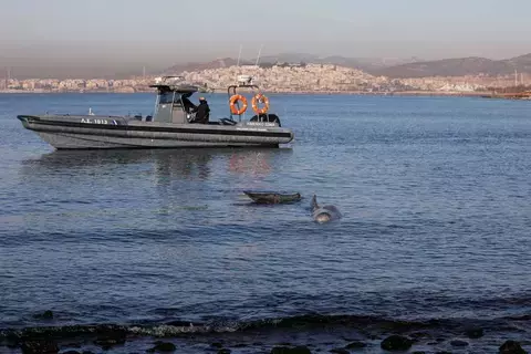 العثور على جثتين لمهاجرين وإنقاذ 30 قبالة جزيرة يونانية