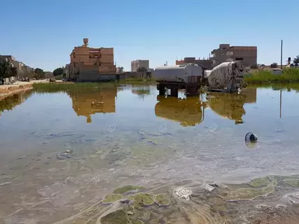 الخوف من «درنة جديدة».. تدفق المياه الجوفية ينذر بكارثة في زليتن الليبية