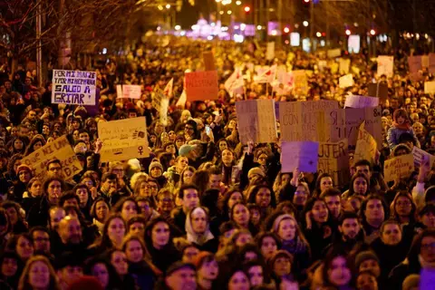 في يومهن العالمي.. آلاف النساء يتظاهرن في مدريد