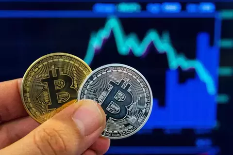 البيتكوين تقود سوق العملات المشفرة فوق 2.7 تريليون دولار