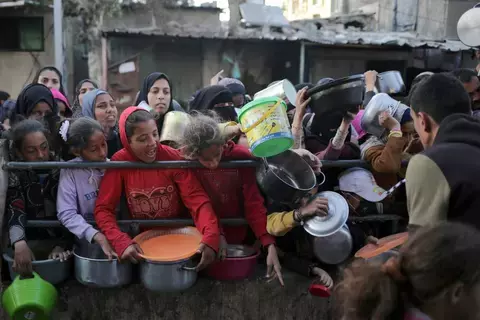 بوريل: الجوع يستخدم كسلاح ضد سكان غزة.. و«الأونروا» آخر شريان حياة لهم