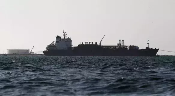استهداف سفينة تجارية بصاروخ غربي الحديدة اليمنية استهداف سفينة تجارية بصاروخ غربي الحديدة اليمنية