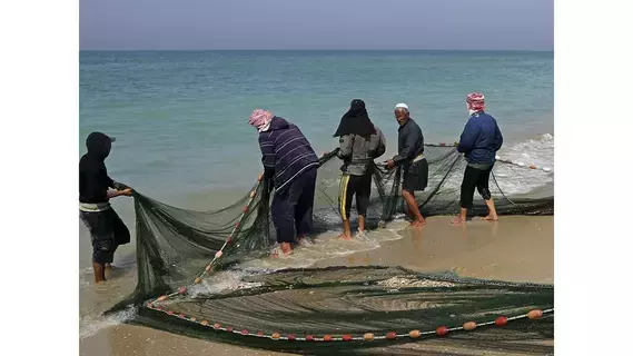 صياد من غزة يتحدى نيران البحرية الإسرائيلية ليعول أسرته