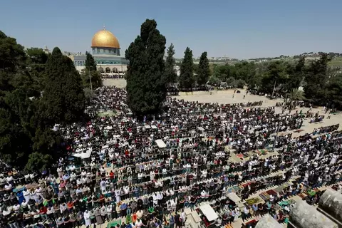 120 ألفاً يؤدون صلاة الجمعة الأخيرة من رمضان في الأقصى