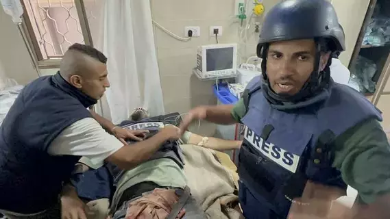 إصابة صحفيين جراء قصف مدفعي استهدفهم وسط غزة