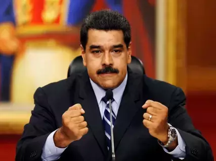 مادورو يسخر من إعادة فرض العقوبات الأمريكية على فنزويلا