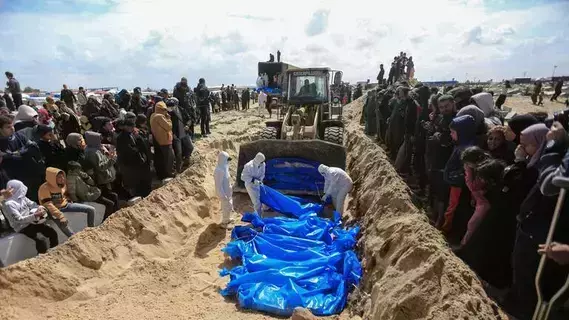 جثث دون رؤوس.. إخراج عشرات الجثث من مقابر جماعية في غزة