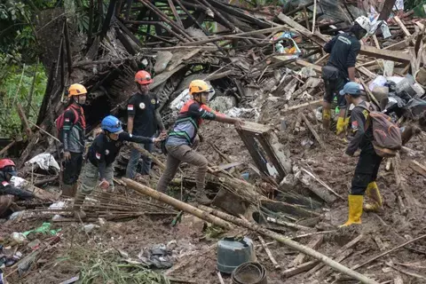 إصابة 6 أشخاص في انزلاقات للتربة بالصين وتحذيرات من فيضانات تاريخية