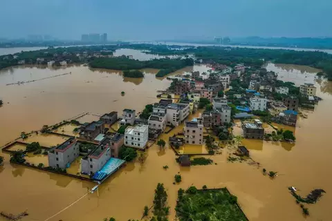 الصين تصدر أعلى مستوى إنذار بعد أمطار وفيضانات جنوب البلاد