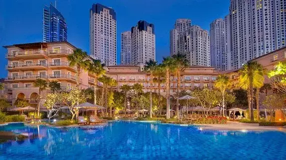 «ريتز كارلتون دبي» و«كونراد أبوظبي» بين أفضل الفنادق في العالم