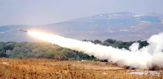 حزب الله يعلن إطلاق «عشرات الصواريخ» على إسرائيل