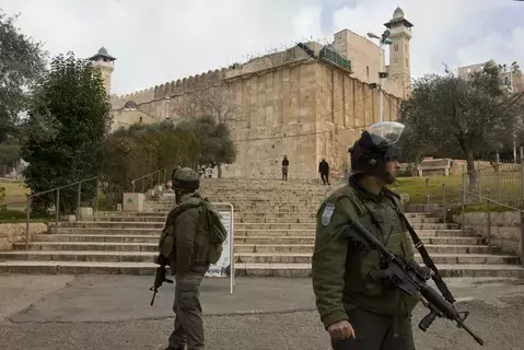 عشرات المستوطنين يقتحمون «الأقصى».. وإسرائيل تغلق «الإبراهيمي» أمام المسلمين