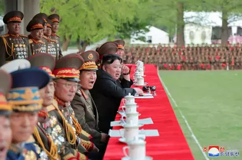 الزعيم الكوري الشمالي يشرف على اختبار إطلاق صواريخ متعددة