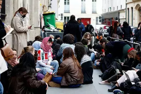 طلاب يغلقون مداخل جامعة باريسية احتجاجاً على حرب غزة