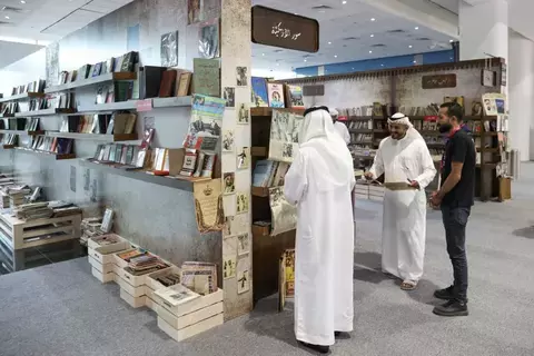 كُتبٌ عُمرها أكثر من 100 عام في «سور الأزبكية» كُتبٌ عُمرها أكثر من 100 عام في «سور الأزبكية»
