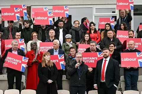 «العمال» البريطاني يطالب بانتخابات تشريعية بعد هزيمة للمحافظين