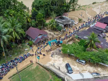 14 قتيلاً جراء فيضانات وانهيارات أرضية في إندونيسيا