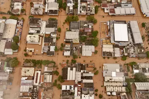 70 ألف شخص تركوا منازلهم بسبب الفيضانات بالبرازيل