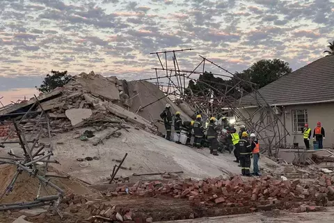 جنوب إفريقيا.. 4 قتلى و51 عالقاً تحت الأنقاض بانهيار مبنى