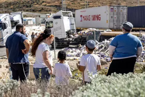 فيديو | إسرائيليون يعترضون قافلة مساعدات متجهة إلى غزة