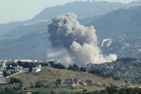 مقتل قائد بحزب الله في غارة إسرائيلية على سيارة بجنوب لبنان مقتل قائد بحزب الله في غارة إسرائيلية على سيارة بجنوب لبنان